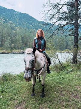 Анна Долгарева: Тут вы наблюдаете принцессу (относительно) на белом (относительно) коне, которая сегодня оказалась в эпицентре конфликта интересов