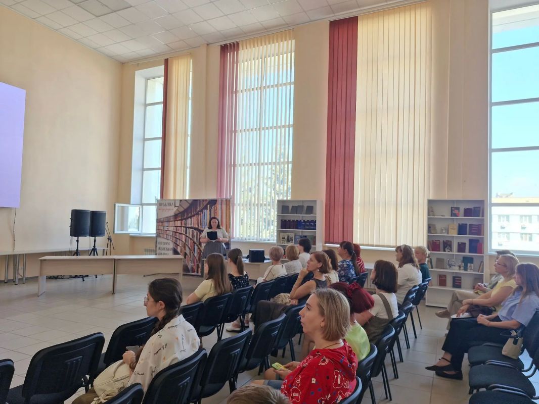 Сотрудники Росреестра ЛНР посетили выставку и лекцию о шахтерском труде в искусстве