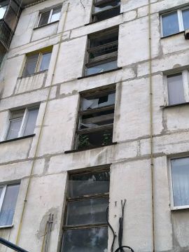 Последствия ночной атаки БПЛА устраняют сразу в пяти многоэтажках Луганска