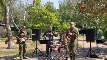 Военные музыканты 6-й бригады управления 3-й ОА устроили праздник для детей в луганском санатории «Незабудка»