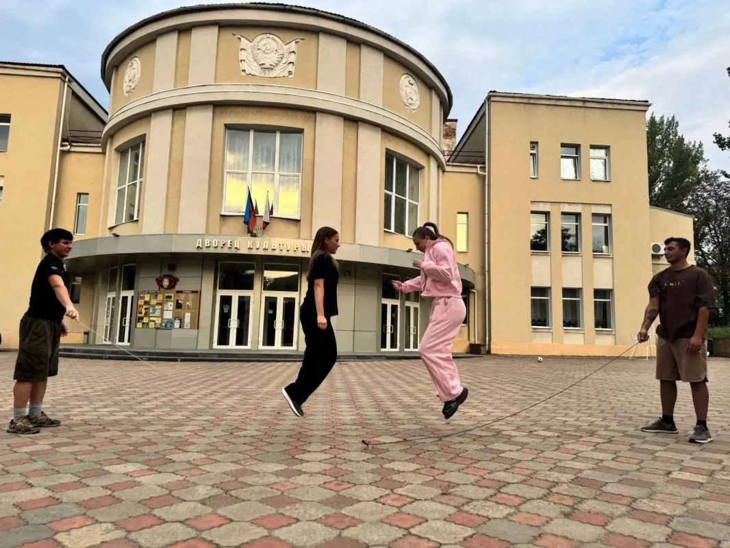 Единство в движении: фольклорный ансамбль Луганска познакомил с играми народов России