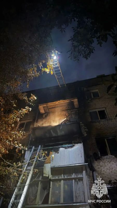 На пожаре в Луганске спасатели МЧС России эвакуировали женщину