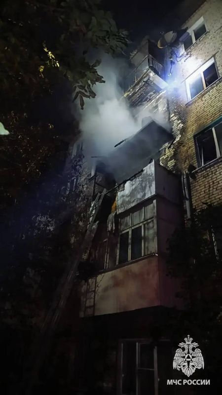 В Луганске пожарные спасли женщину из горящей квартиры