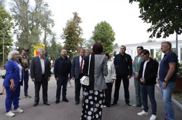 Участники Окружного муниципального форума "Донбасс зовет" посетили парк Горького в Луганске