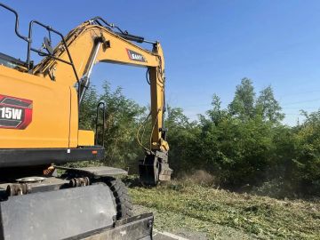 На трассе Белое – Лутугино расчищают полосу отвода: более 16 километров уже обработано