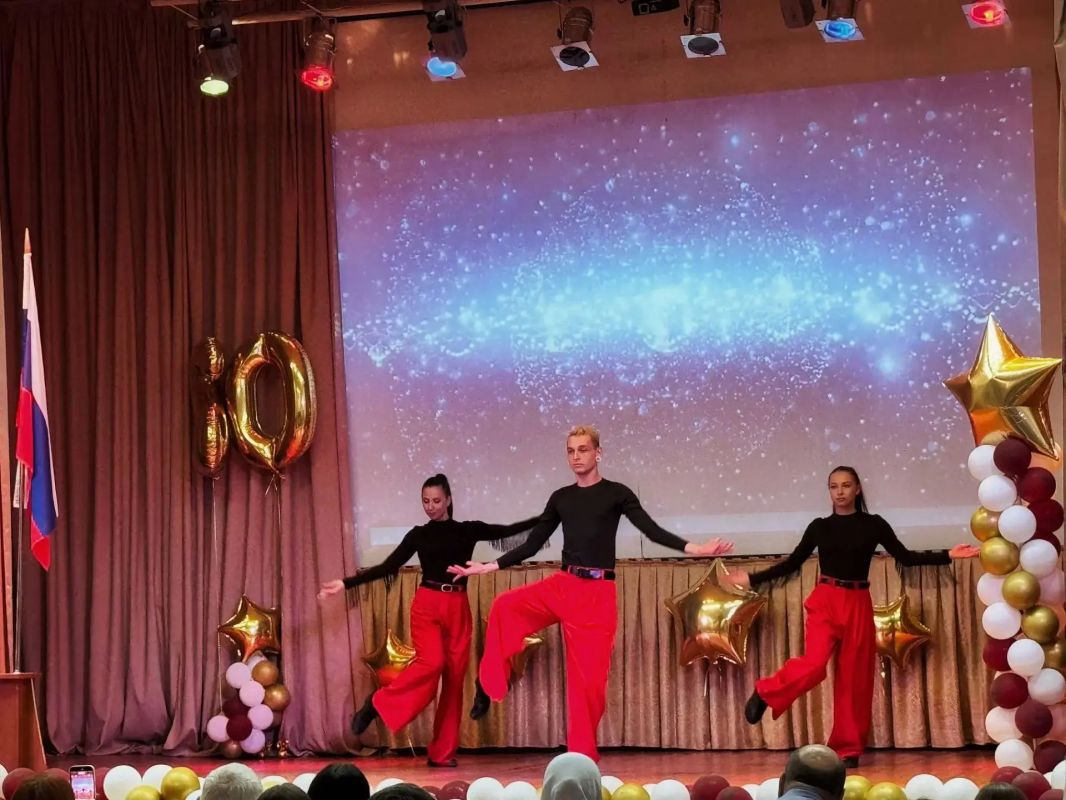 #дкленина. #луганск. День знаний 1 сентября - это праздник, который традиционно знаменует, для всех кто учится, начало нового учебного года