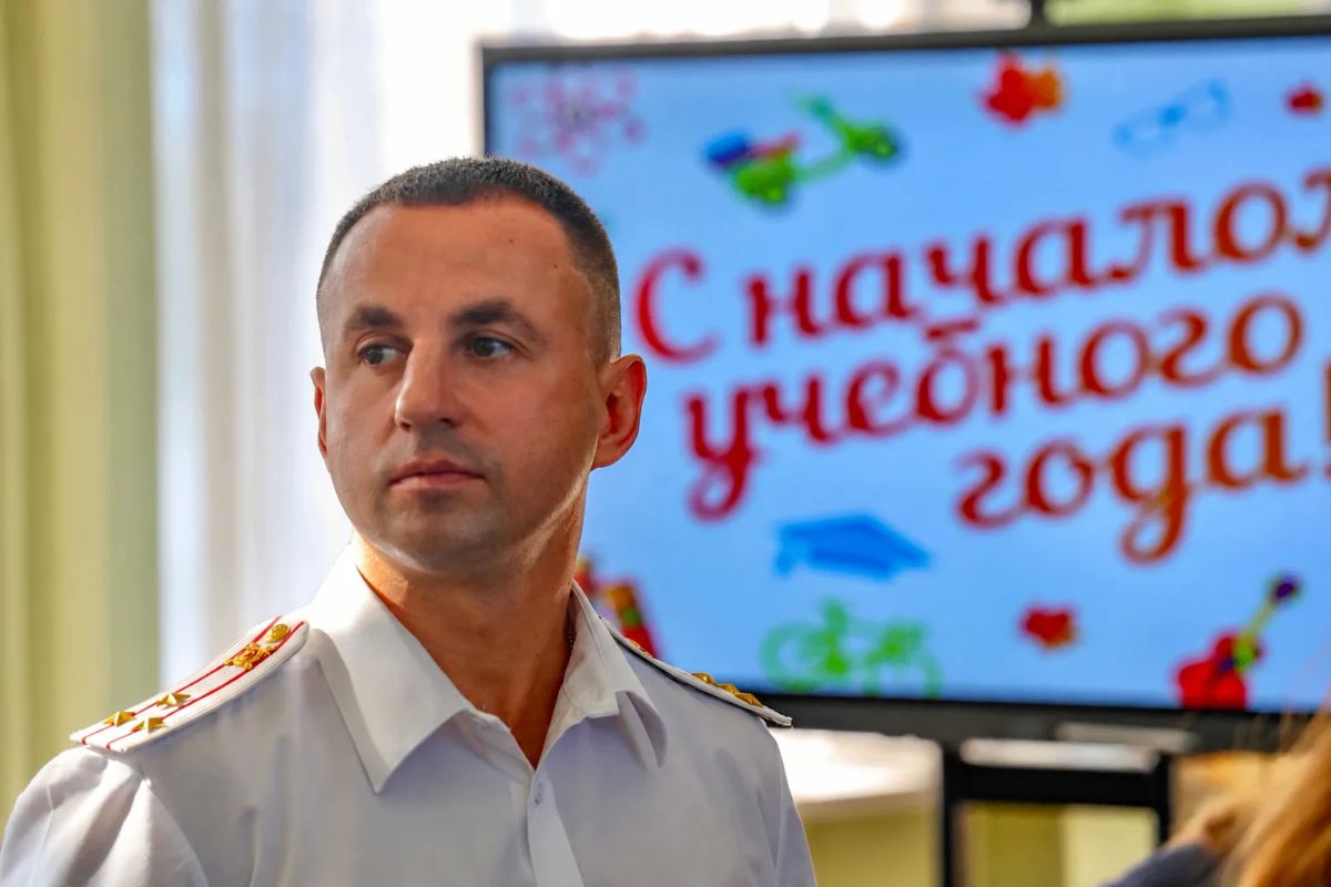 В добрый путь: полицейский класс встретил День знаний вместе с представителем МВД