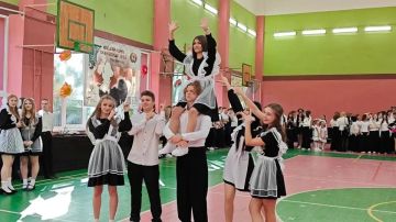 Идем в школу. Всем врагам назло: В ЛНР прошли линейки 1 сентября