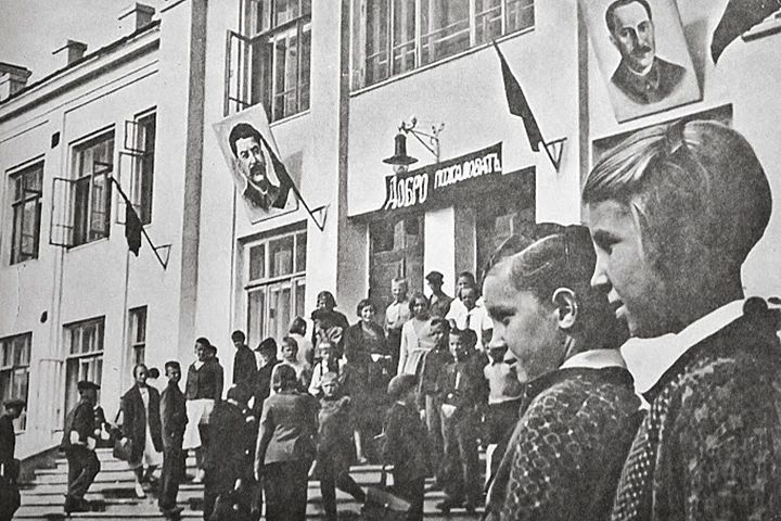 День в истории. 1 сентября - День знаний В 1492 году указом великого князя Ивана III начало календарного года (Новолетие) на Руси было перенесено на 1 сентября