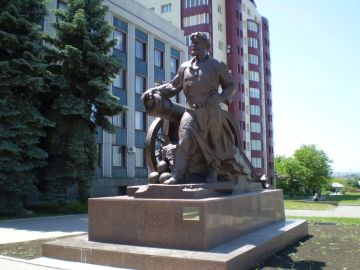 Культурная столица. Луганск. Памятник литейщику