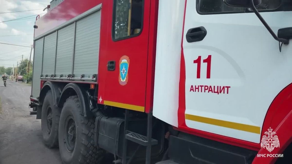 В Антраците природный пожар подошел к жилому сектору