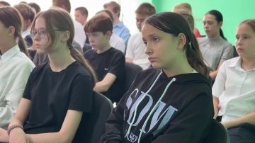 Волонтеры Победы рассказали луганским школьникам о героизме советских воинов