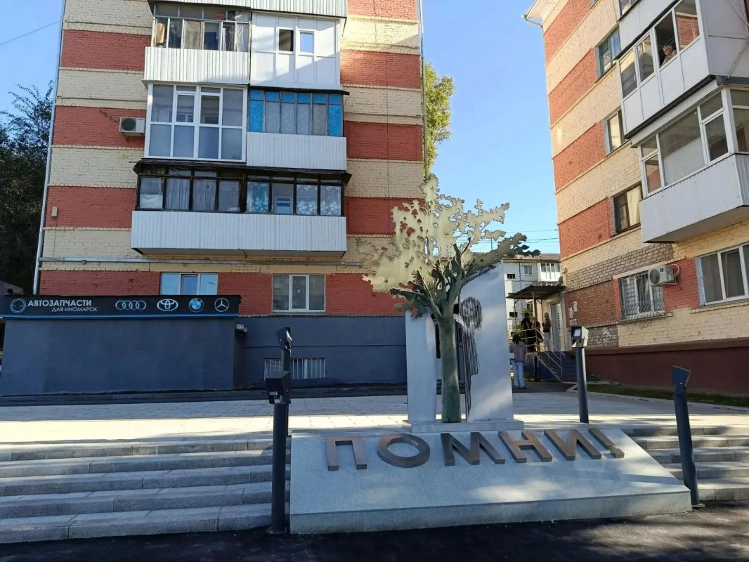 Московские строители завершили обустройство памятного места в квартале Солнечный