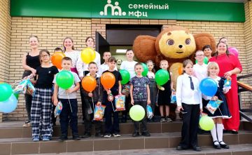 Ромашки, конкурсы и Чебурашка – семейный праздник провели в Стахановском МФЦ