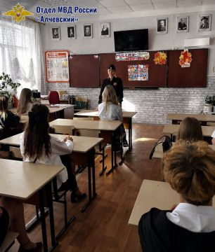 111Полицейские ЛНР провели профориентационные беседы со школьниками и пожелали успешного учебного года