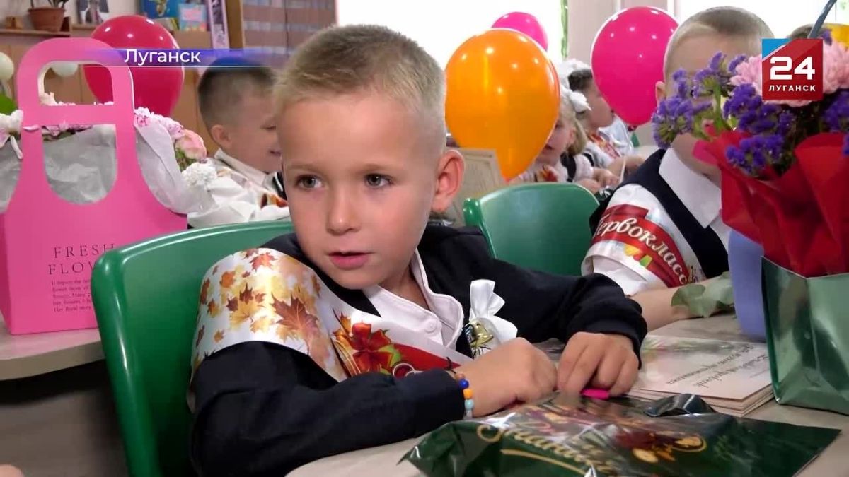 Торжественные линейки и встречи с новыми друзьями и учителями: 7,5 тысяч первоклассников ЛНР сделали свой шаг в школьную жизнь
