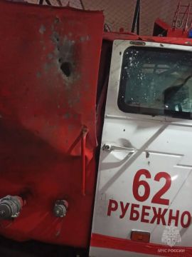 Появились кадры с места атаки на технику МЧС России в Северодонецке