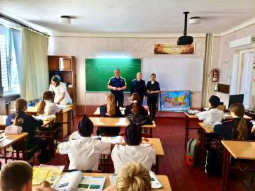 О безопасности, законе и службе: краснолучские правоохранители провели открытый урок для юных инспекторов движения