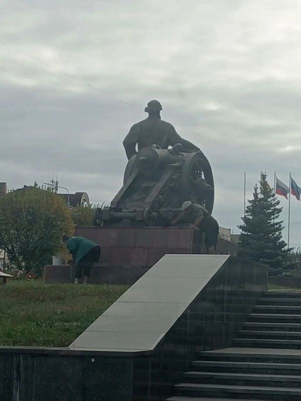 Специалисты "Луганского комбината зеленого хозяйства и благоустройства" проводят работы по благоустройству памятников