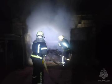 Ночной пожар в Рубежном: огонь уничтожил гараж, автомобиль и мопед