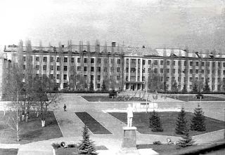 Дорогие луганчане!. Сегодня, 9 сентября, исполняется ровно 60 лет со дня принятия постановления о создании Ворошиловградского высшего военного авиационного училища штурманов (ВВВАУШ) — события, навсегда вписавшего наш город...