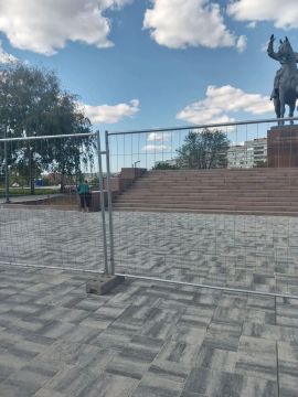 Специалисты "Луганского комбината зеленого хозяйства и благоустройства" проводят работы по благоустройству памятников