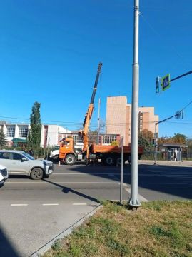 "Луганскгорсвет" заменил 3 опоры, поврежденных в ДТП