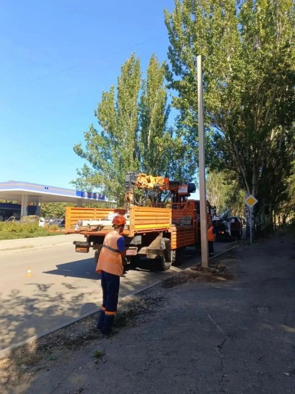 «Луганскгорсвет» заменил три опоры освещения, повреждённые в ДТП