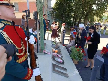В Луганске возложили цветы к «Дереву памяти»