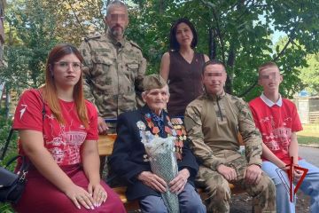 Участвующие в СВО росгвардейцы навестили 100-летнего ветерана Великой Отечественной войны