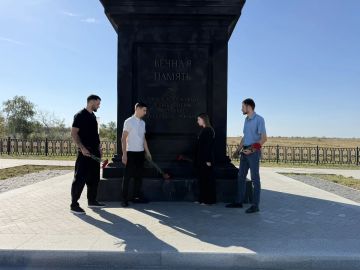 В преддверии дня памяти жертв фашизма Молодежный совет Территориального фонда обязательного медицинского страхования Луганской Народной Республики возложили цветы к мемориальному комплексу «Незаживаемая рана Донбасса»