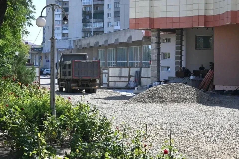 В Краснодоне благоустраивают территорию у ЗАГСа: новый асфальт, пандус и детская площадка