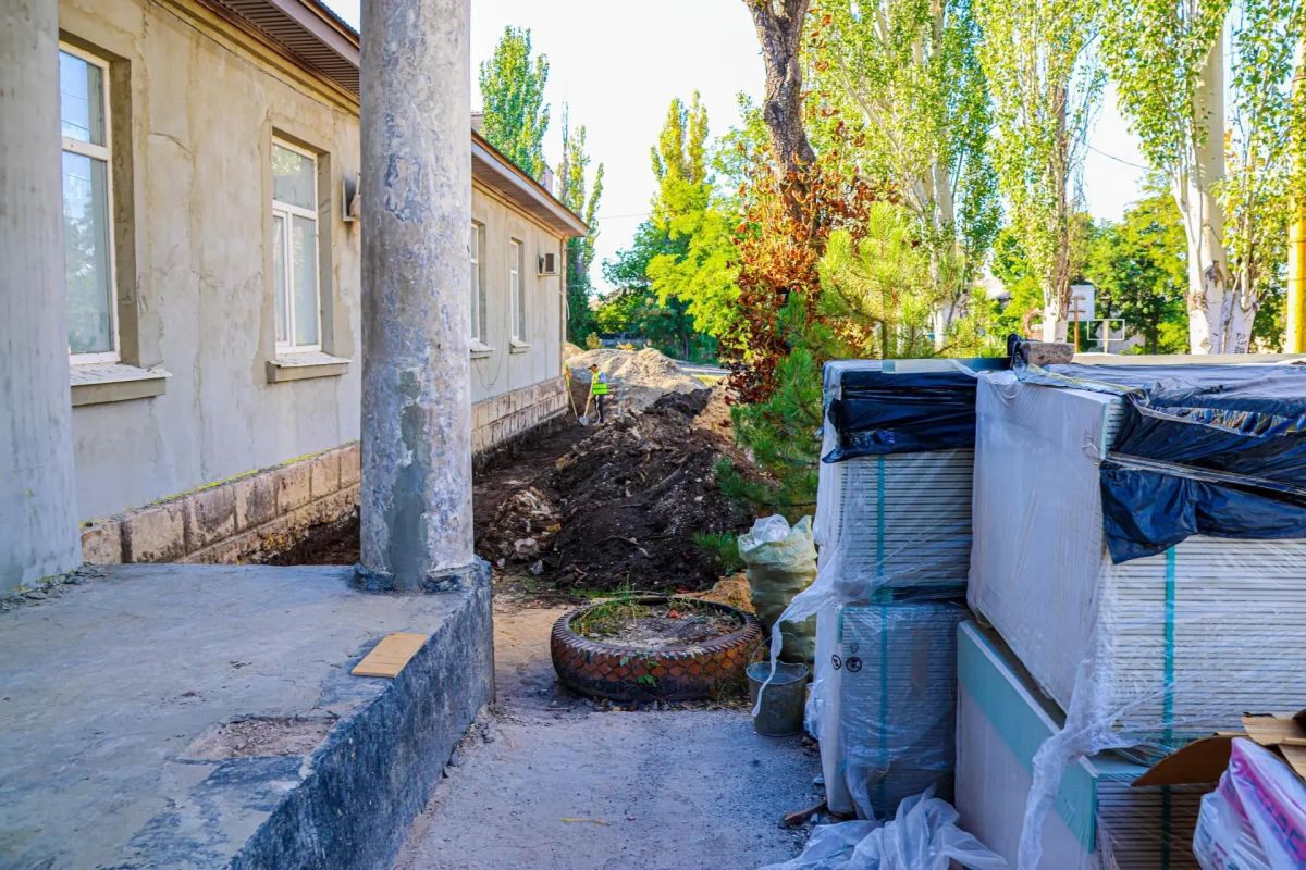 В Брянке капитально ремонтируют Детскую школу искусств № 1