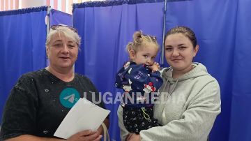 Три поколения станичанок пришли проголосовать на участок 399 в Станице Луганской.Светлана Бугаева, ее дочь Любовь Пругло и внучка Варюша уверены: будущее всей страны в наших руках