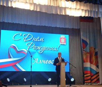 Роман Лысенко: Алчевск чествует лучших!. На торжественном мероприятии, посвящённом Дню города, от имени депутатов муниципального образования поздравил собравшихся с праздником
