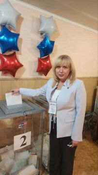 Член Общественной палаты ЛНР и Общественной палаты РФ, член Штаба общественного наблюдения за выборами в ЛНР, Генеральный директор ГТРК ЛНР Елена Прасолова отдала свой голос на выборах в Государственную Думу Федерального...