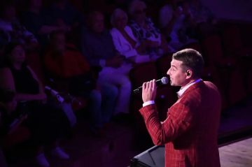 В Луганской республиканской академической филармонии прошёл творческий вечер заслуженного артиста ЛНР Сергея Чуйкова под названием «Обещай мне»