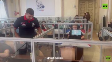 RT показал, как в ситуационном центре проходит прямое включение омбудсменов