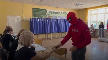 Человек-паук прилетел из Нью-Йорка в Луганск, чтобы проголосовать на выборах в Госдуму… и даже получил российское гражданство!