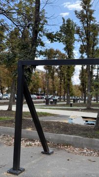 Про город. Интересная арифметика: отремонтированному скверу имени Героев Великой Отечественной войны 2 года и уже около года он без качелей