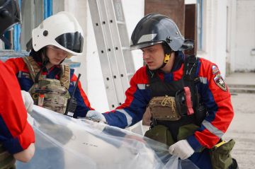 Добровольцы ВСКС работают на месте обстрела