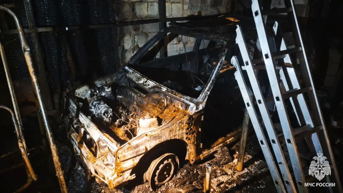 В Луганске загорелся жилой дом, гараж и несколько построек