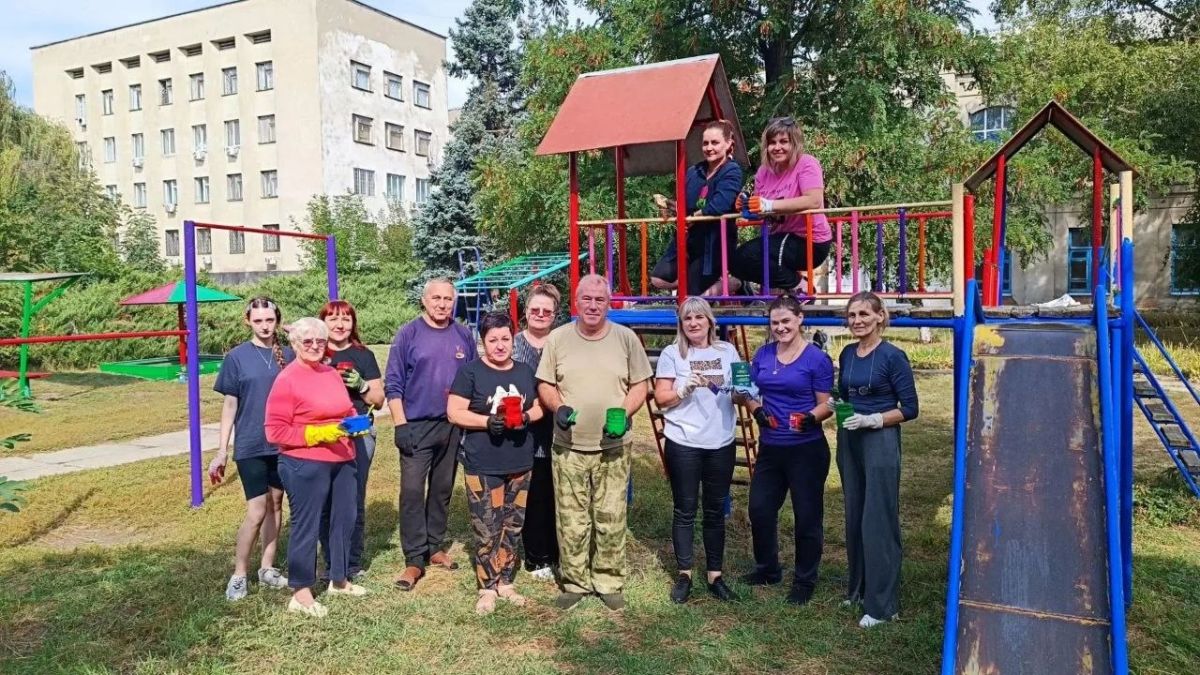 Яркими красками заиграла детская площадка возле Каменнобродского Дома детского и юношеского творчества