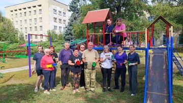 Яркими красками заиграла детская площадка возле Каменнобродского Дома детского и юношеского творчества