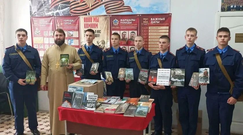 ЛИЦ передал Луганскому кадетскому корпусу партию книг столичных издательств