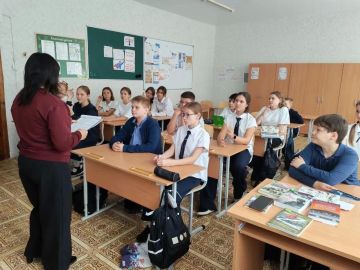 Библиотекари провели для школьников мероприятие ко Дню воссоединения с Российской Федерацией