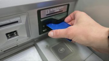 С 1 октября россияне смогут пополнять счет через банкомат чужого банка