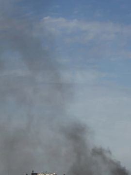 В Луганске что-то горит. Официальной информации о причинах возгорания пока нет