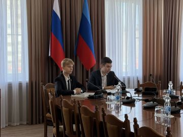 Единство поколений. В Администрации города Луганска прошла видеоконференция с общественно активной молодёжью новых регионов, приуроченная ко Дню воссоединения ЛНР, ДНР, Херсонской и Запорожской областей с Российской...