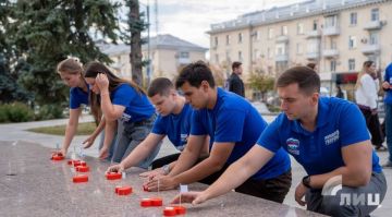 Сердца и свечи: молодежь Луганска почтила память участников СВО